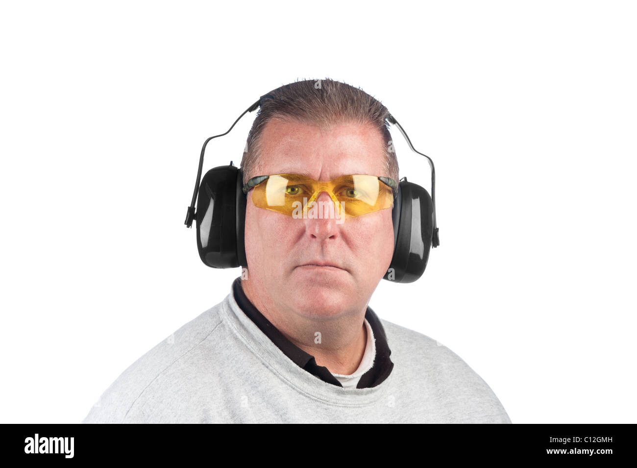 Ein Arbeiter tragen gelbe Schutzbrille und Gehörschutz. Stockfoto