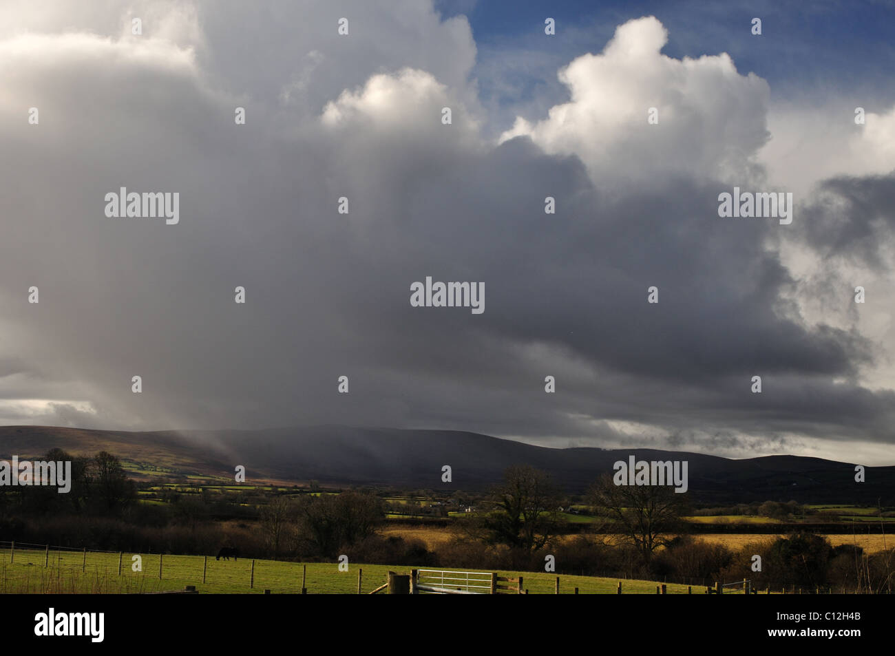 Wolke platzen über Preselli Hügeln, Pembrokeshire, Wales, Vereinigtes Königreich Stockfoto