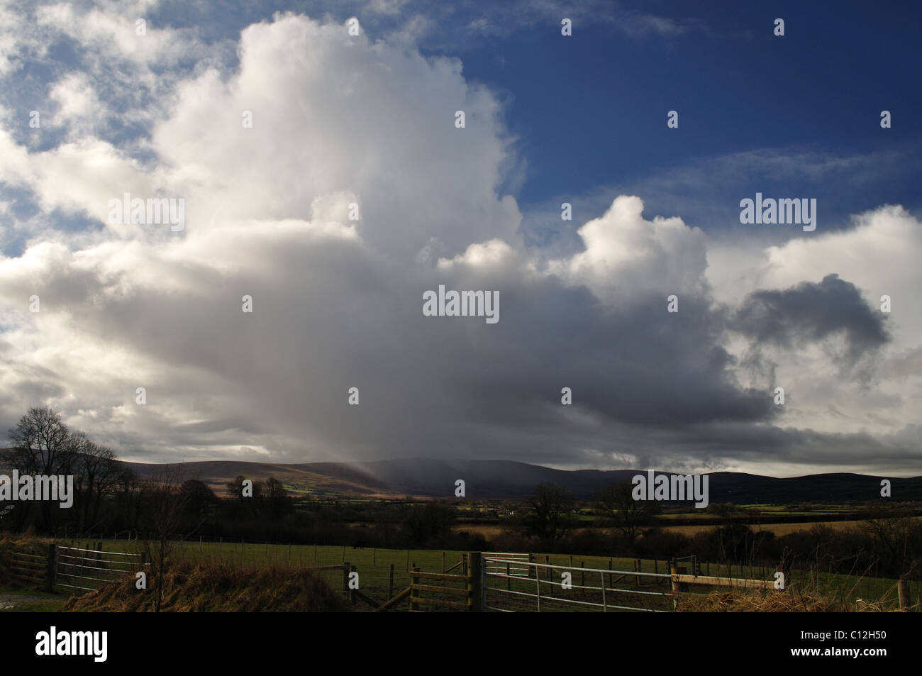 Wolke platzen über Preselli Hügeln, Pembrokeshire, Wales, Vereinigtes Königreich Stockfoto