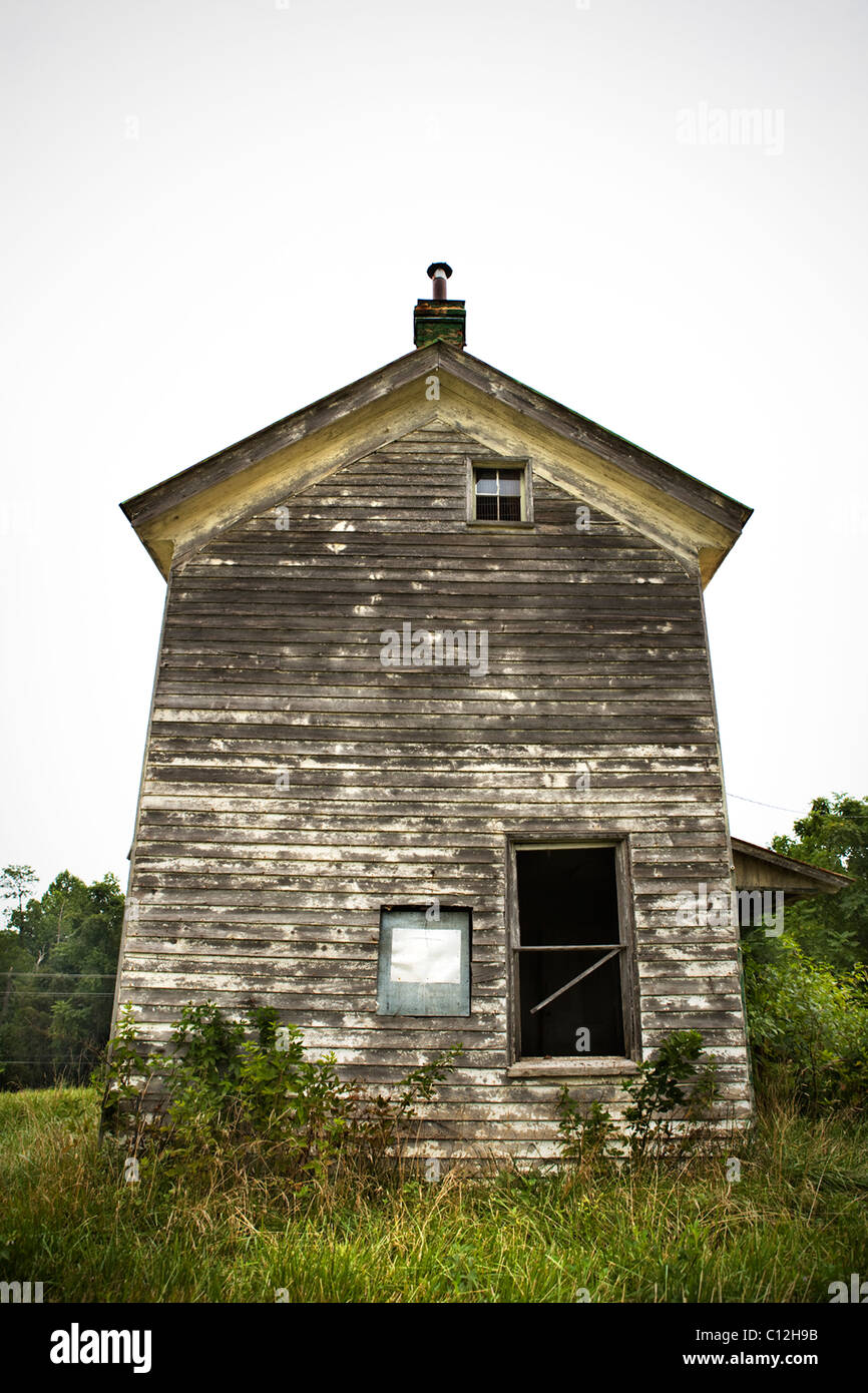 Eine alte baufällige Haus befindet sich in einem offenen Feld auf einer Farm in Virginia. Stockfoto