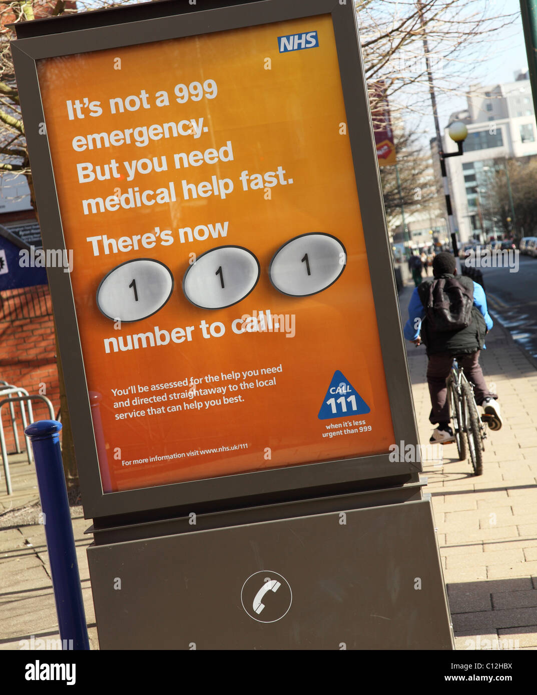 Eine Straße Zeichen Werbung den NHS nicht-111 medizinische Hilfe Notrufnummer. Stockfoto