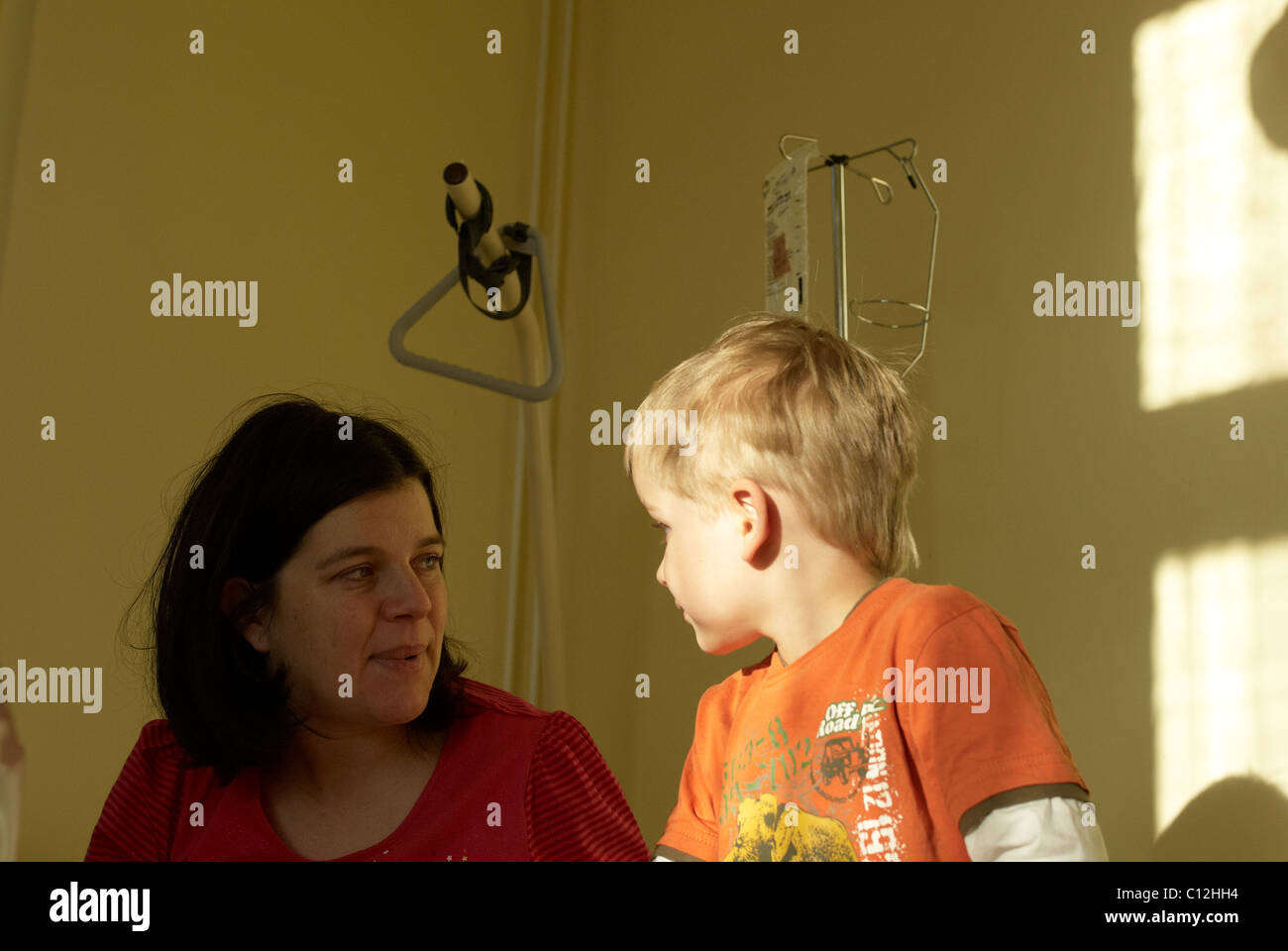 Porträt von Mutter und Sohn im mütterlichen Krankenhaus Stockfoto