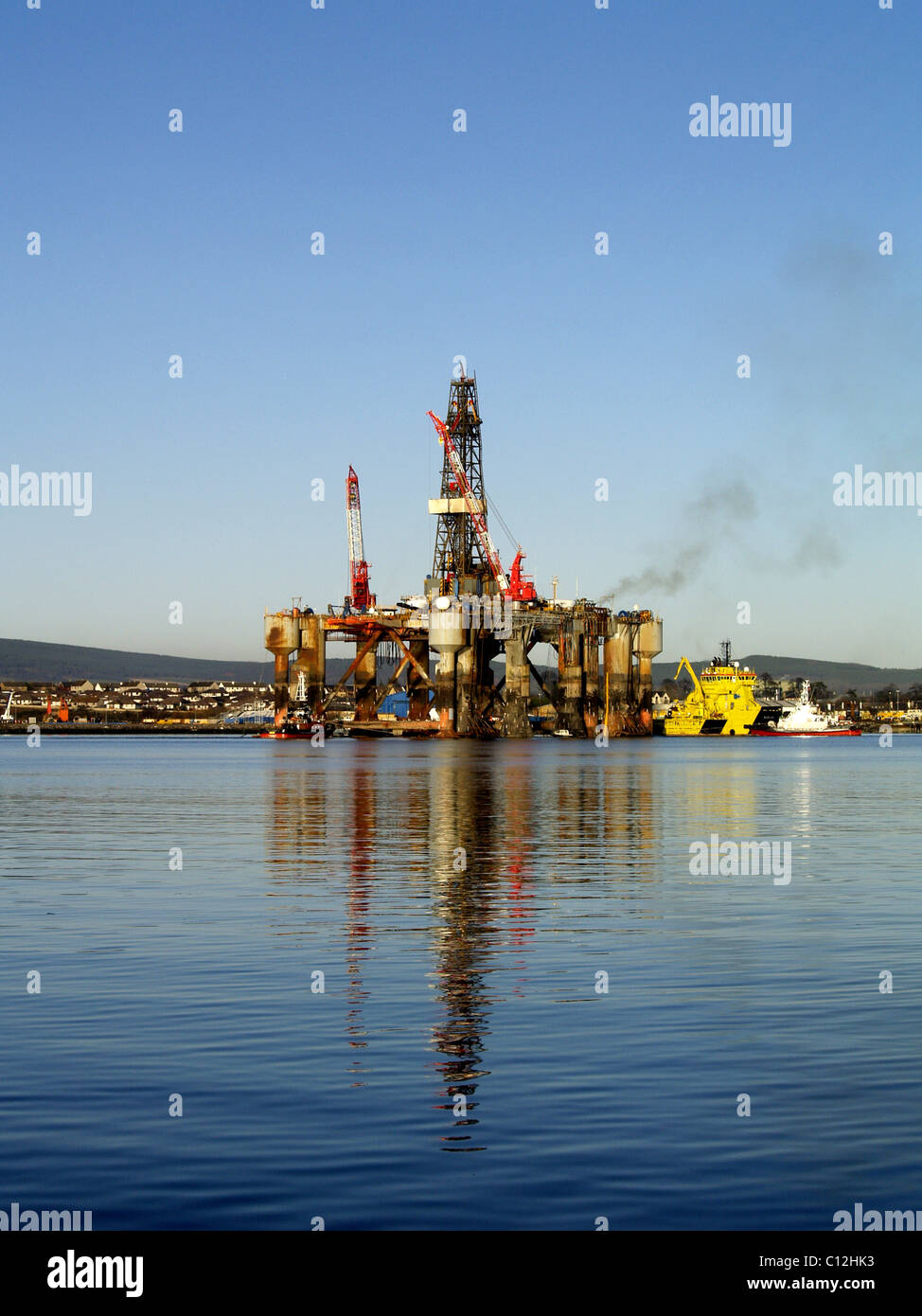 Ein halb, die, den versenkbaren Ölbohrplattform neben dem Dock am Hafen von Invergordon, Cromarty Firth Schottland manövriert wird. Stockfoto