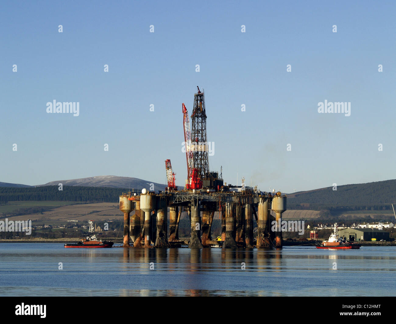 Neben dem Dock in Invergordon, Cromarty Firth, Schottland ist ein semi-submersible Ölplattform manövriert. Stockfoto