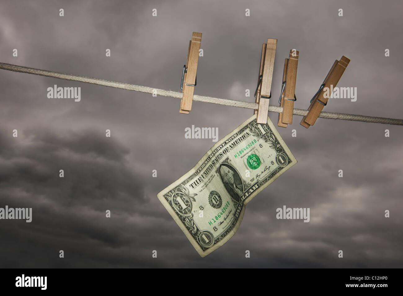 USA, New Jersey, Jersey City, 1 Dollar Banknote Trocknung auf clothline Stockfoto