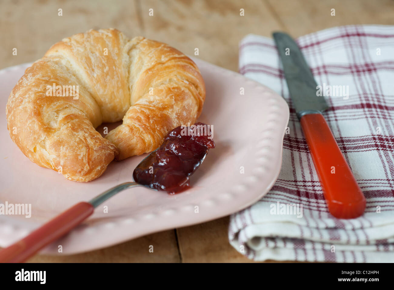 Französisches Frühstück mit croissant Stockfoto