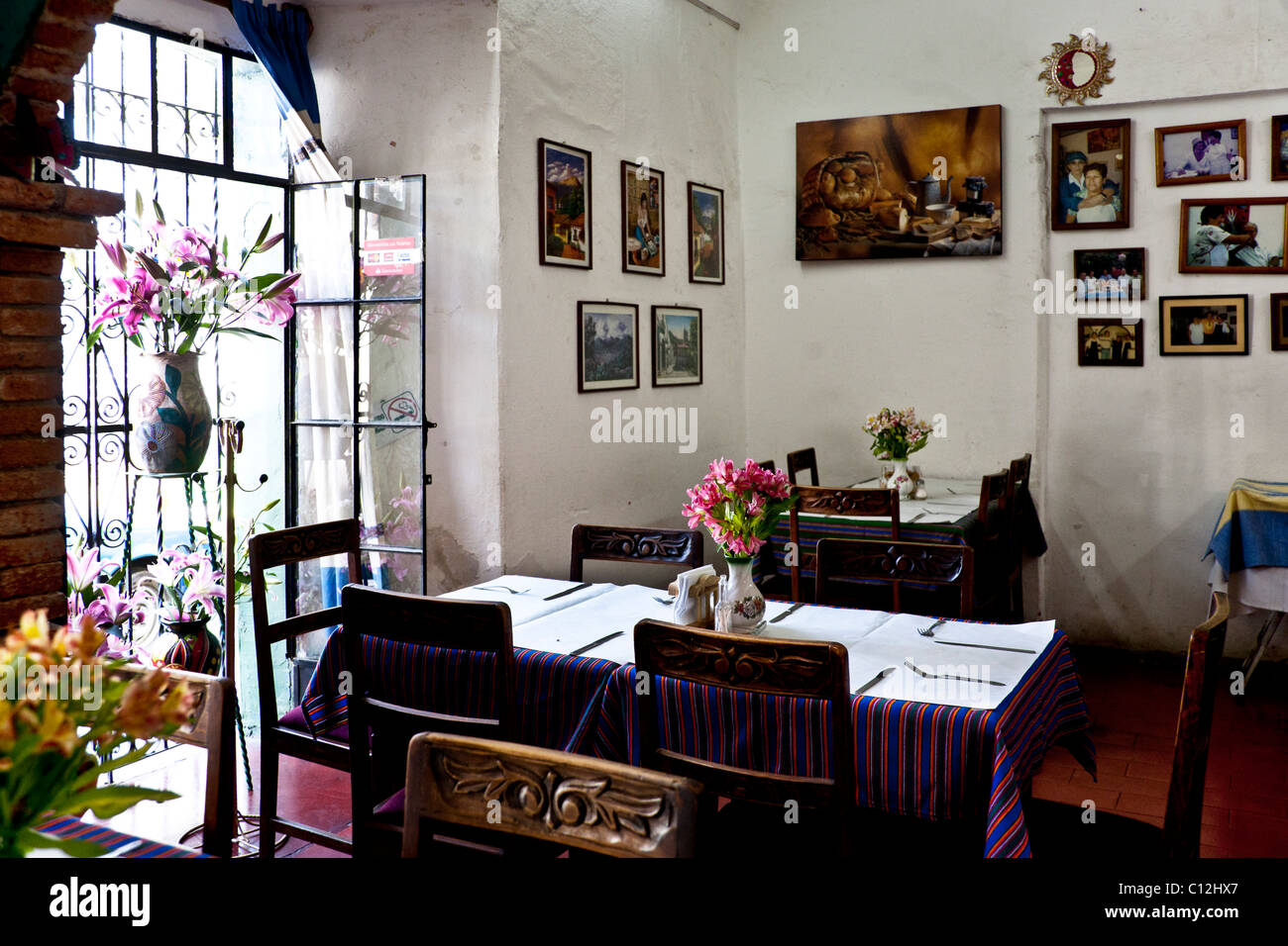 schönes Licht gefüllt rustikales Interieur von Oaxaca Hauptart Restaurant mit Familienfotos an Wand in Oaxaca-Stadt Mexiko Stockfoto