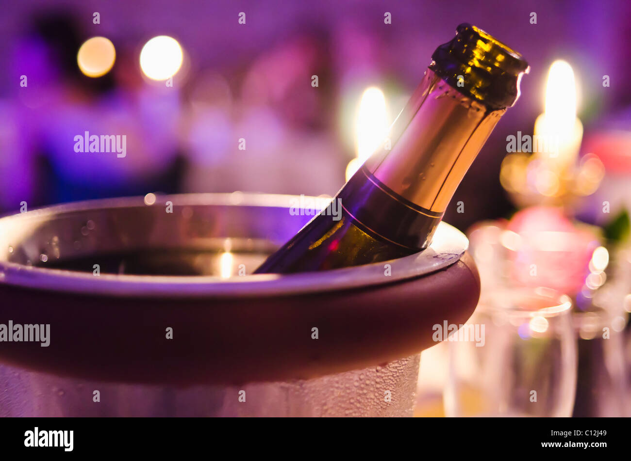 Flasche Champagner Kühlung im Eiskübel Stockfoto