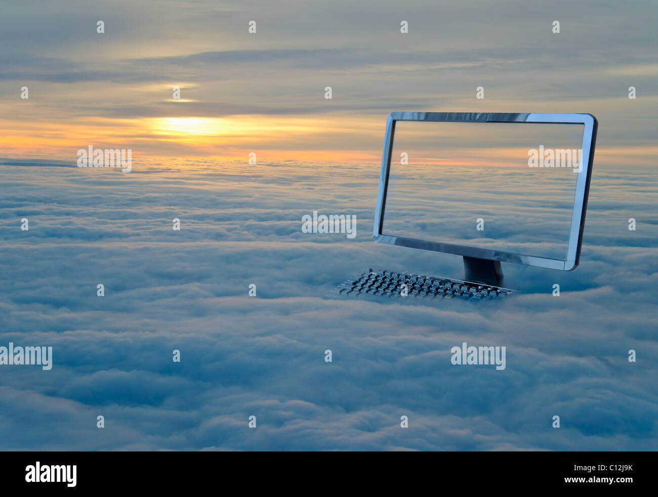 Computer-Monitor in den Wolken Stockfoto