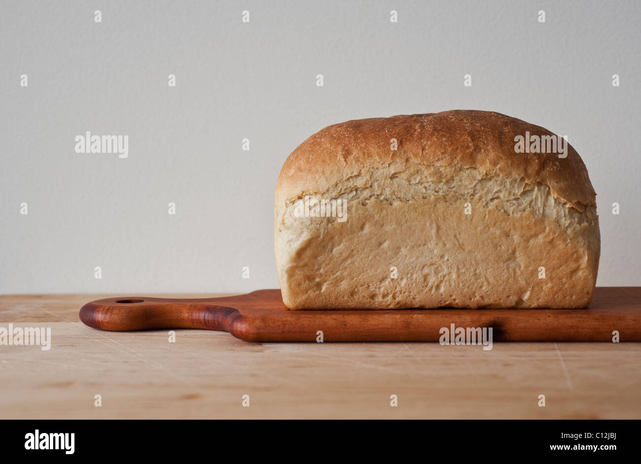 Nahaufnahme von Brot auf Schneidebrett Stockfoto
