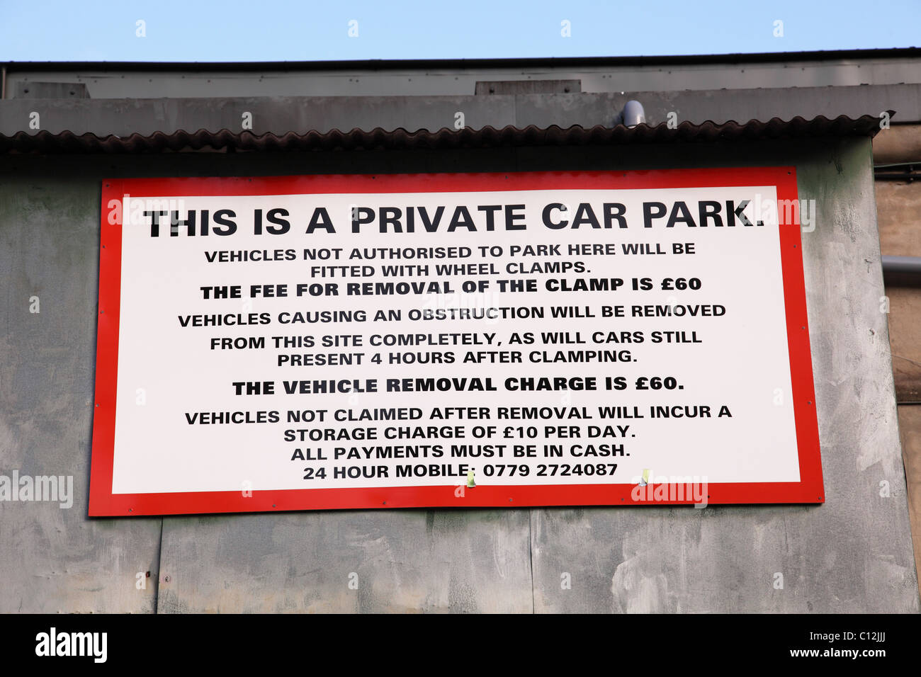 Ein Rad spannen Warnschild auf einem privaten Parkplatz in einer Stadt, U.K. Stockfoto