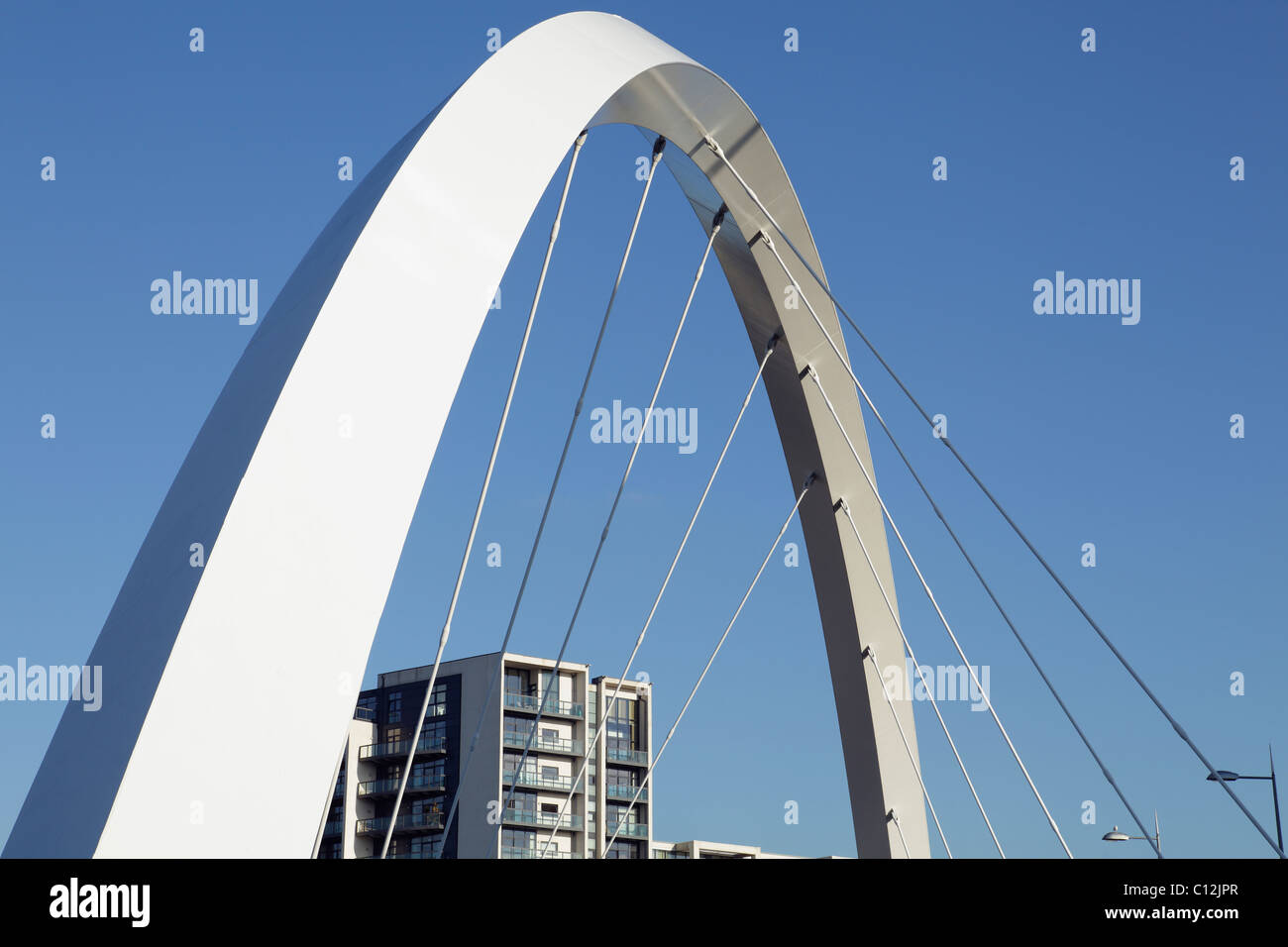 Detail der Stützen auf der Clyde Arc Bridge über den Fluss Clyde in Glasgow, Schottland, UK Stockfoto