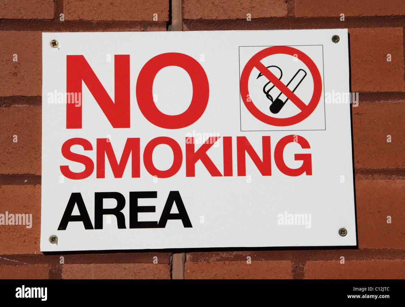 Ein keine Rauchen Schild an einem Gebäude in einer Stadt, U.K. Stockfoto