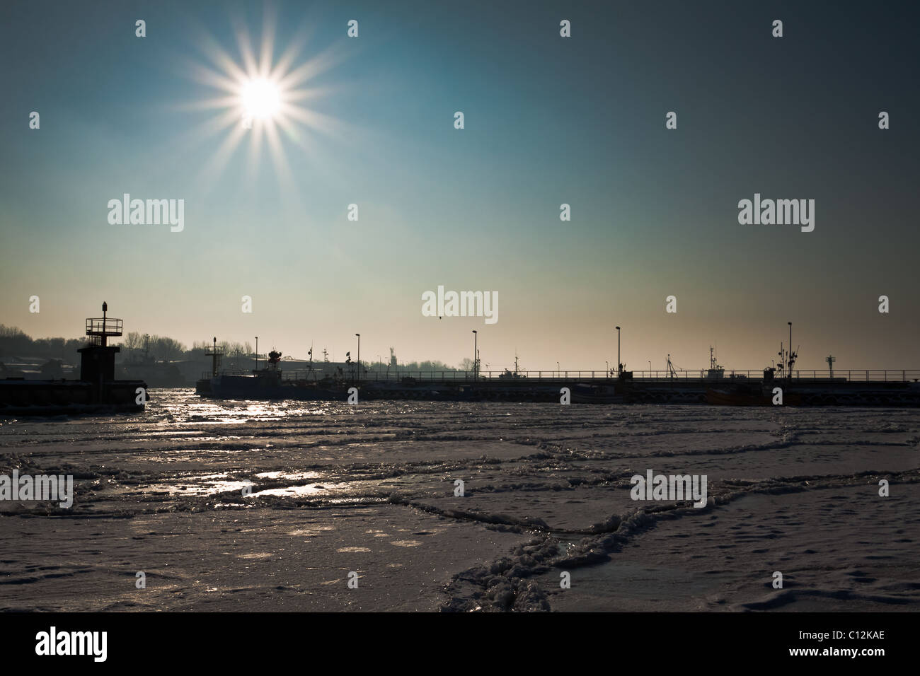 Winter-Sonnenaufgang im Hafen von gefrorenen Stockfoto
