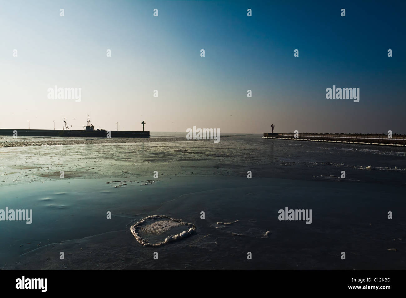 Winter-Sonnenaufgang im Hafen von gefrorenen Stockfoto