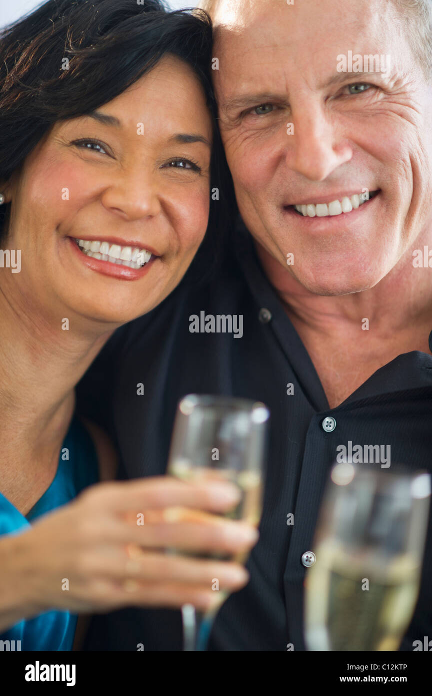 USA, New Jersey, New Jersey City, gerne älteres Paar mit Flöten Stockfoto