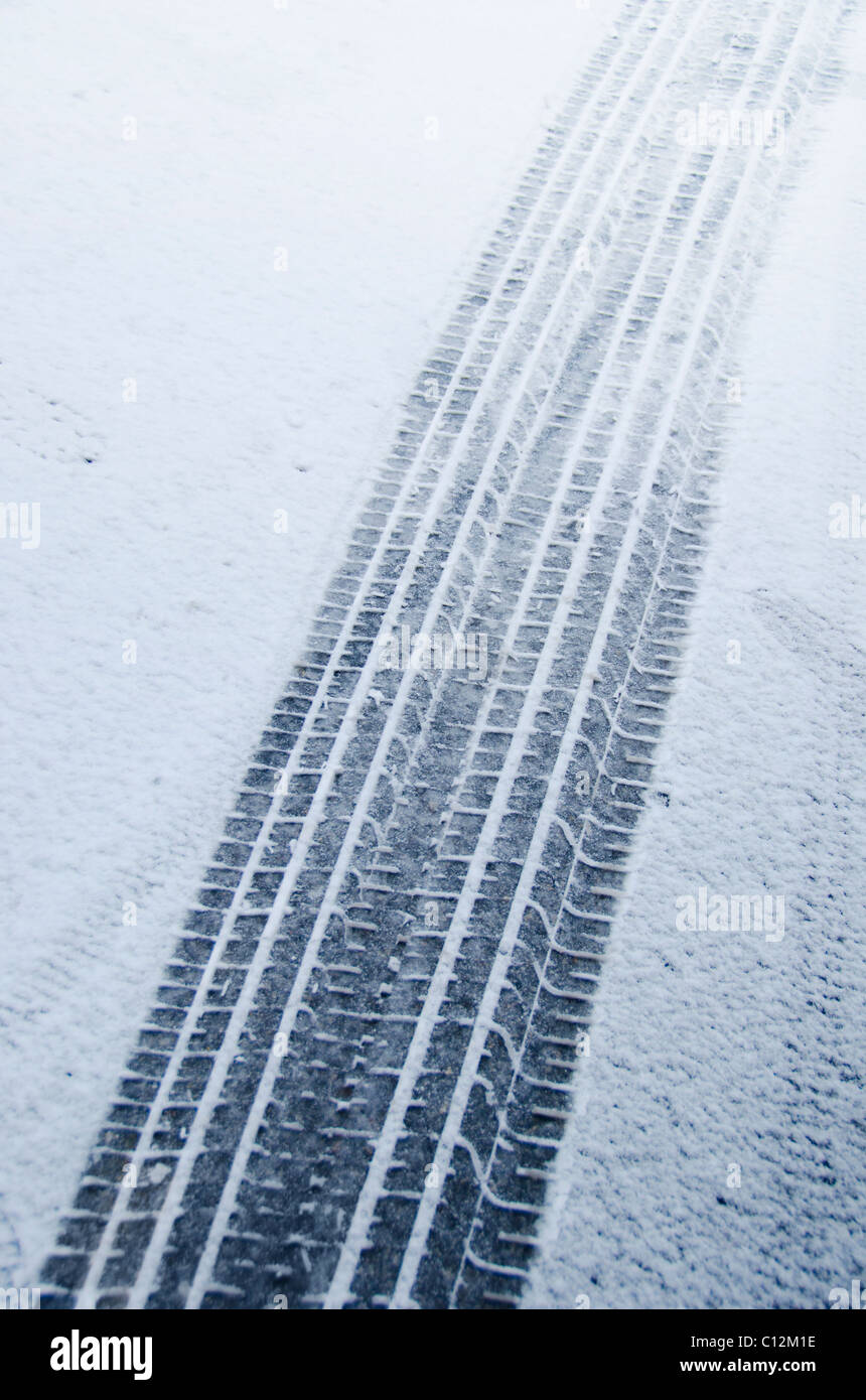 USA, New York City, Reifenspuren im Schnee Stockfoto