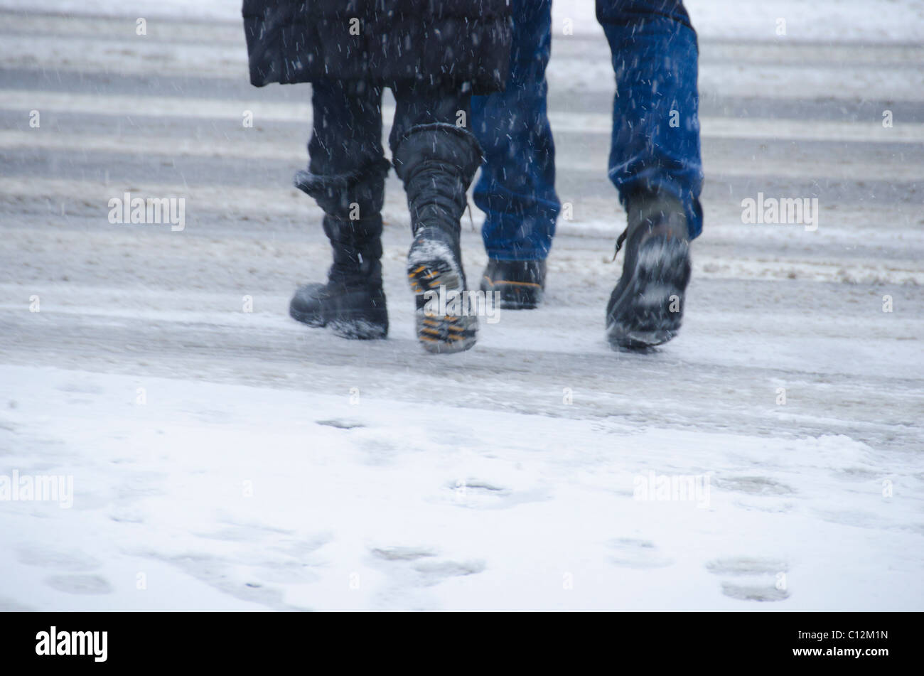 USA, New York City, Fußgänger beim Überqueren der Straße im blizzard Stockfoto