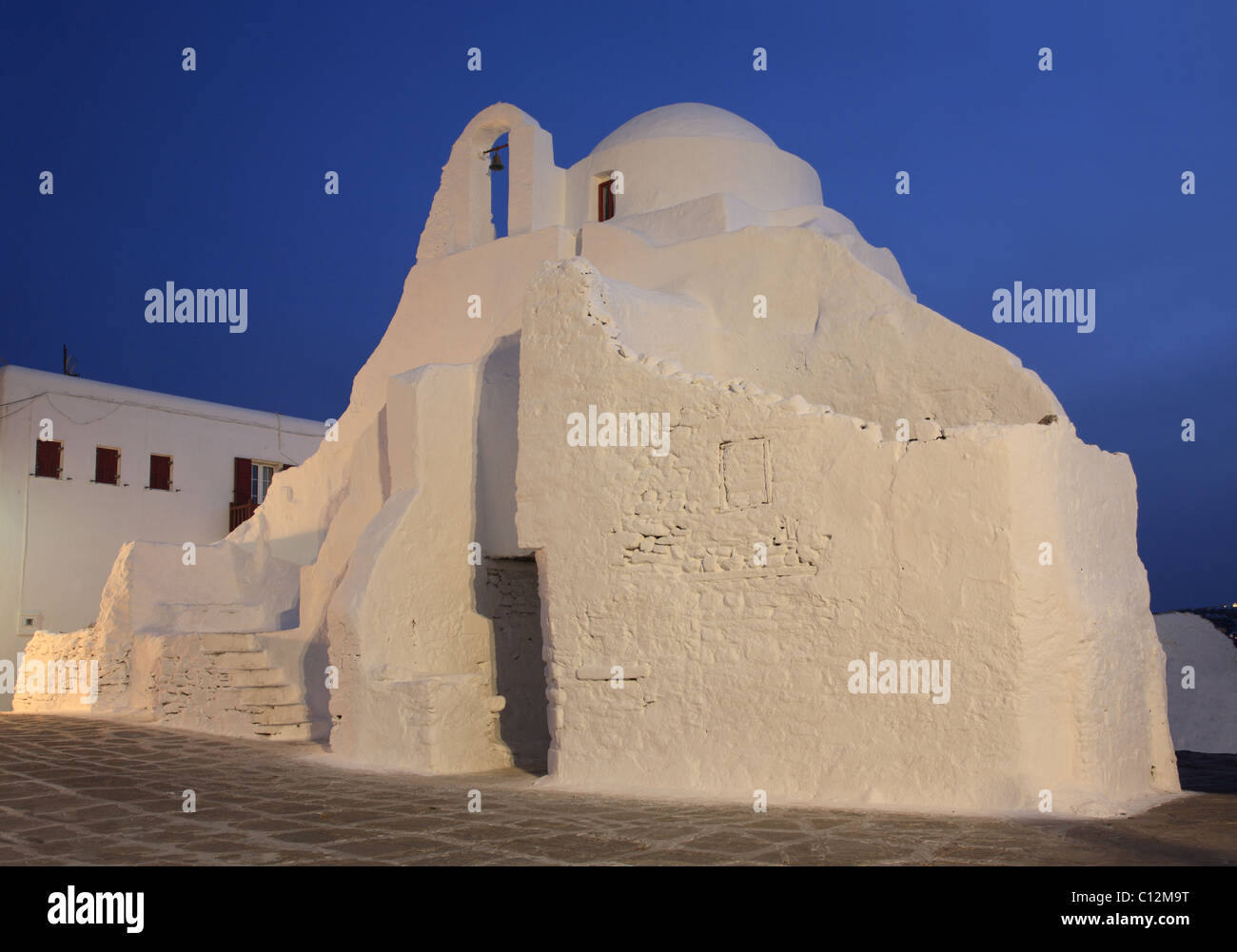 Die Kirche der Panagia Paraportiani in Mykonos Stadt (Chora) in der Nacht, auf der griechischen Insel Mykonos, Kykladen, Griechenland Stockfoto