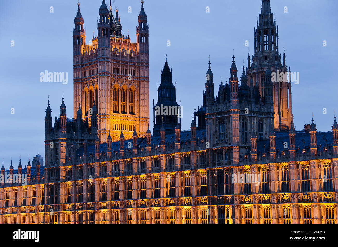 Vereinigtes Königreich, London, Houses of Parliament beleuchtet in der Abenddämmerung Stockfoto