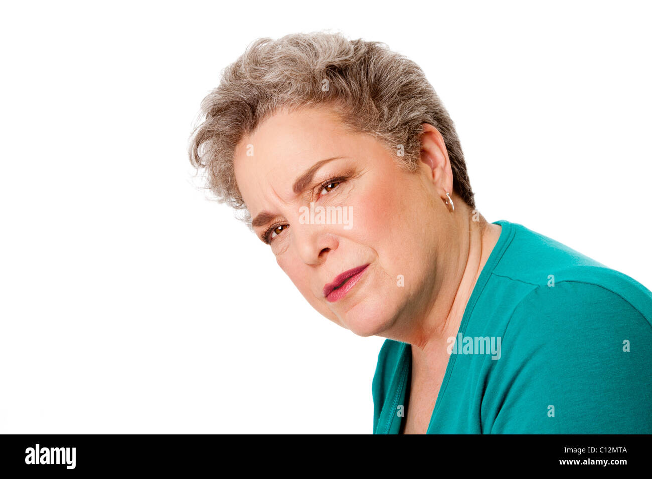 Schöne alte senior mit verwirrten Ausdruck und graues Haar, isoliert. Stockfoto