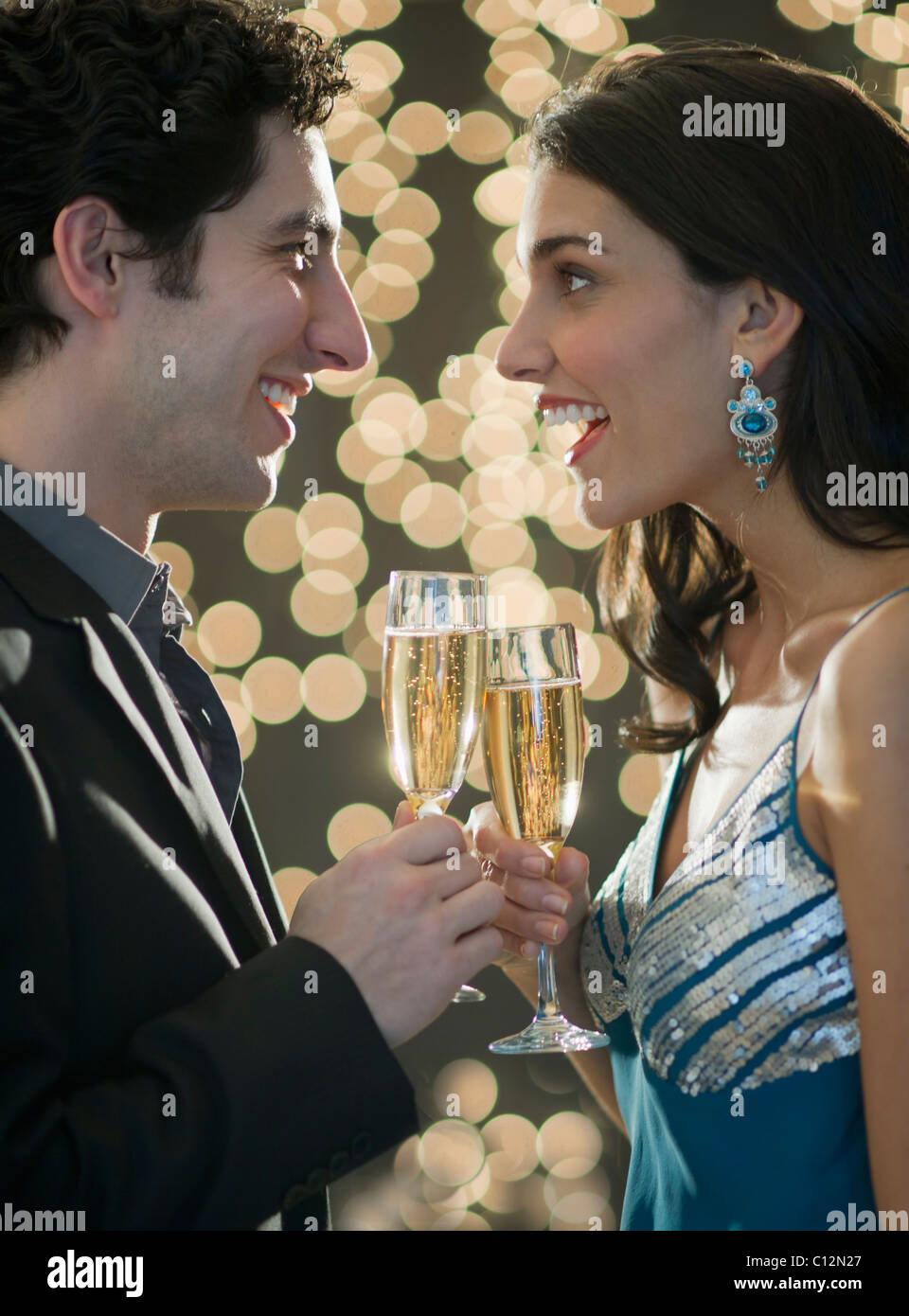 USA, New Jersey, Jersey City, junge glücklich Paar feiern Silvester Stockfoto