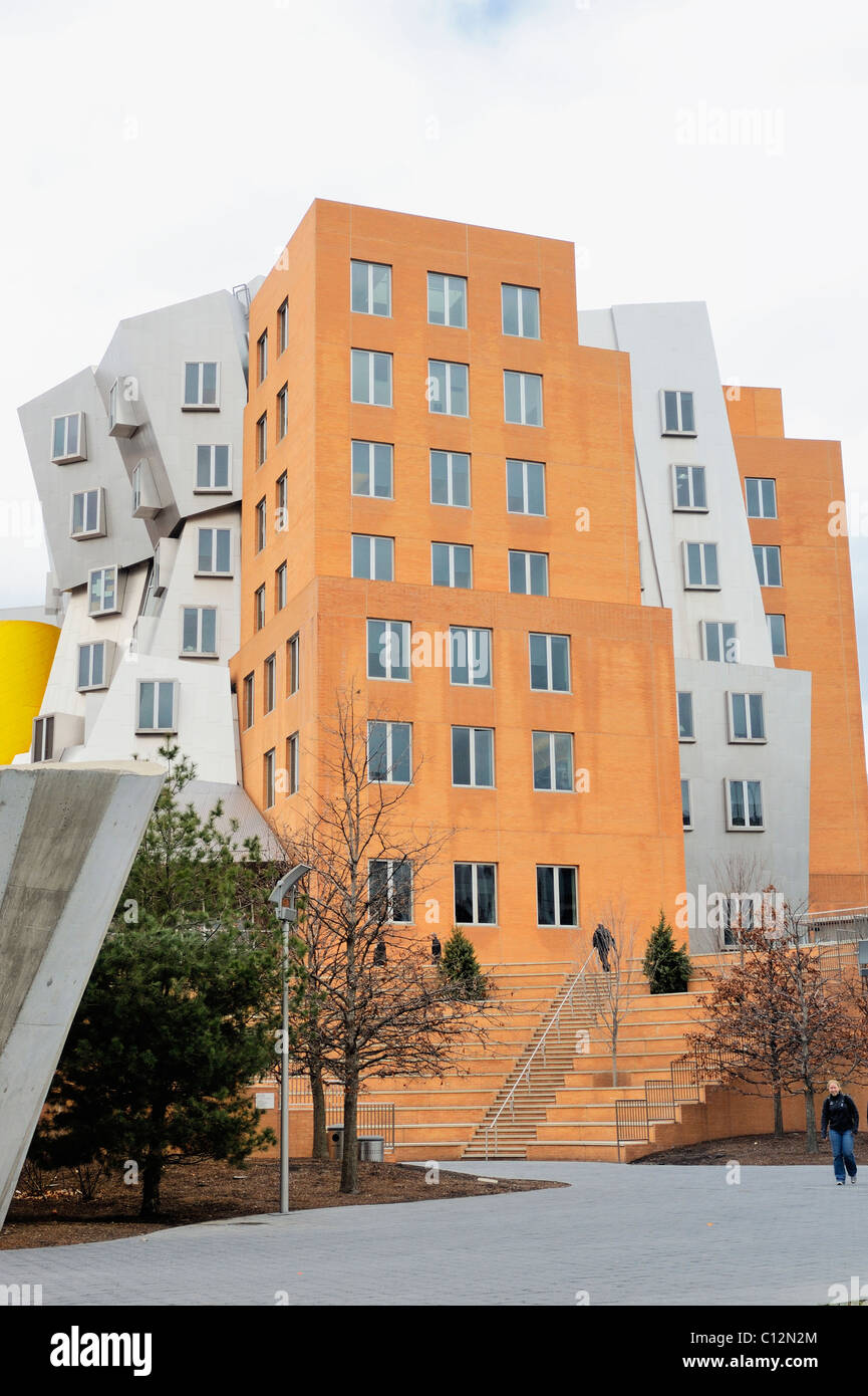 Junge Frau geht von dem berühmten Architekten Frank Gehry entworfen, Ray und Maria Stata Center am MIT, Massachusetts Institut für Technologie, Cambridge MA Stockfoto