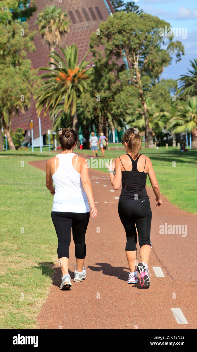 Zwei Frauen zu Fuß entlang eines Pfads Stockfoto