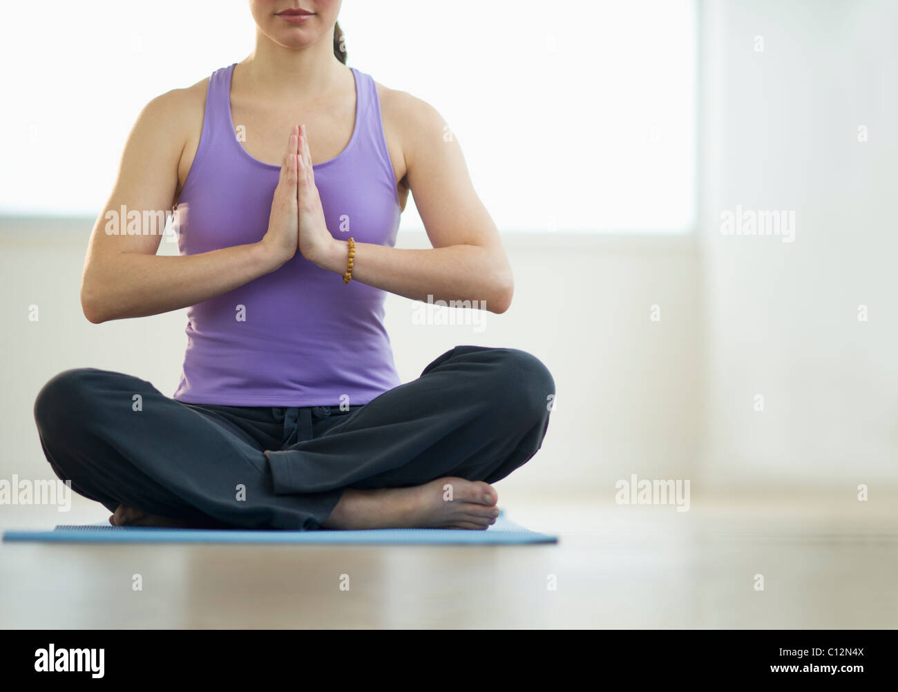 USA, New Jersey, Jersey City, junge Frau Meditation im Lotussitz Stockfoto