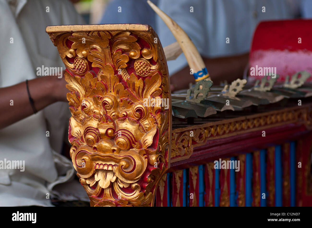 Carving-Detail auf der dekorativen Ende eines Gamelan Instruments in Bali, Indonesien Stockfoto