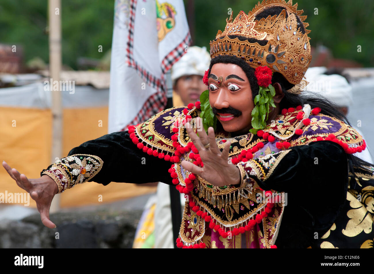 Ein maskierter Topeng Performer bei einem Tempelfest in Padang Bai, Bali, Indonesien Stockfoto