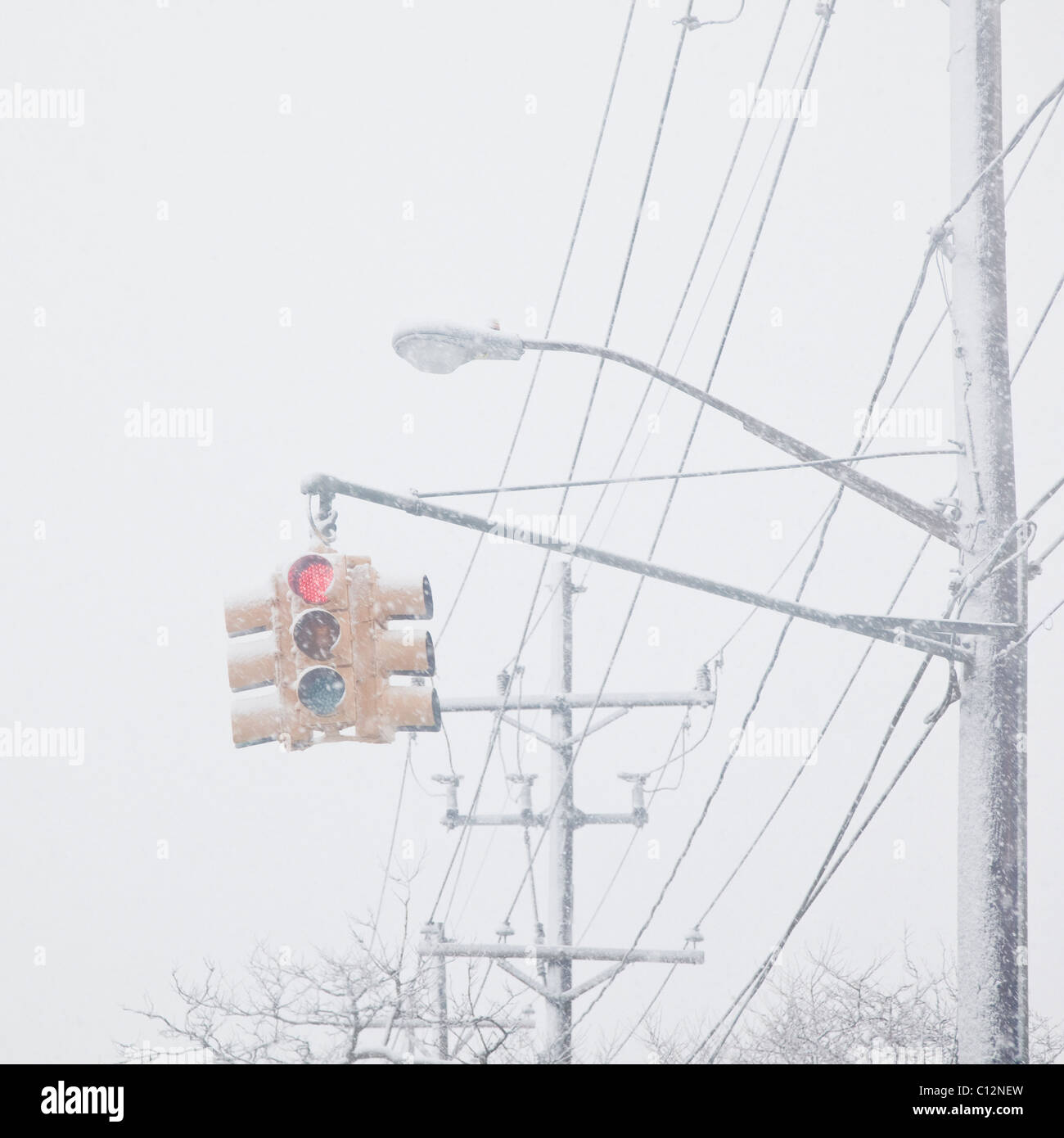 USA, New York State, Rockaway Beach, Ampel durch Schnee Stockfoto