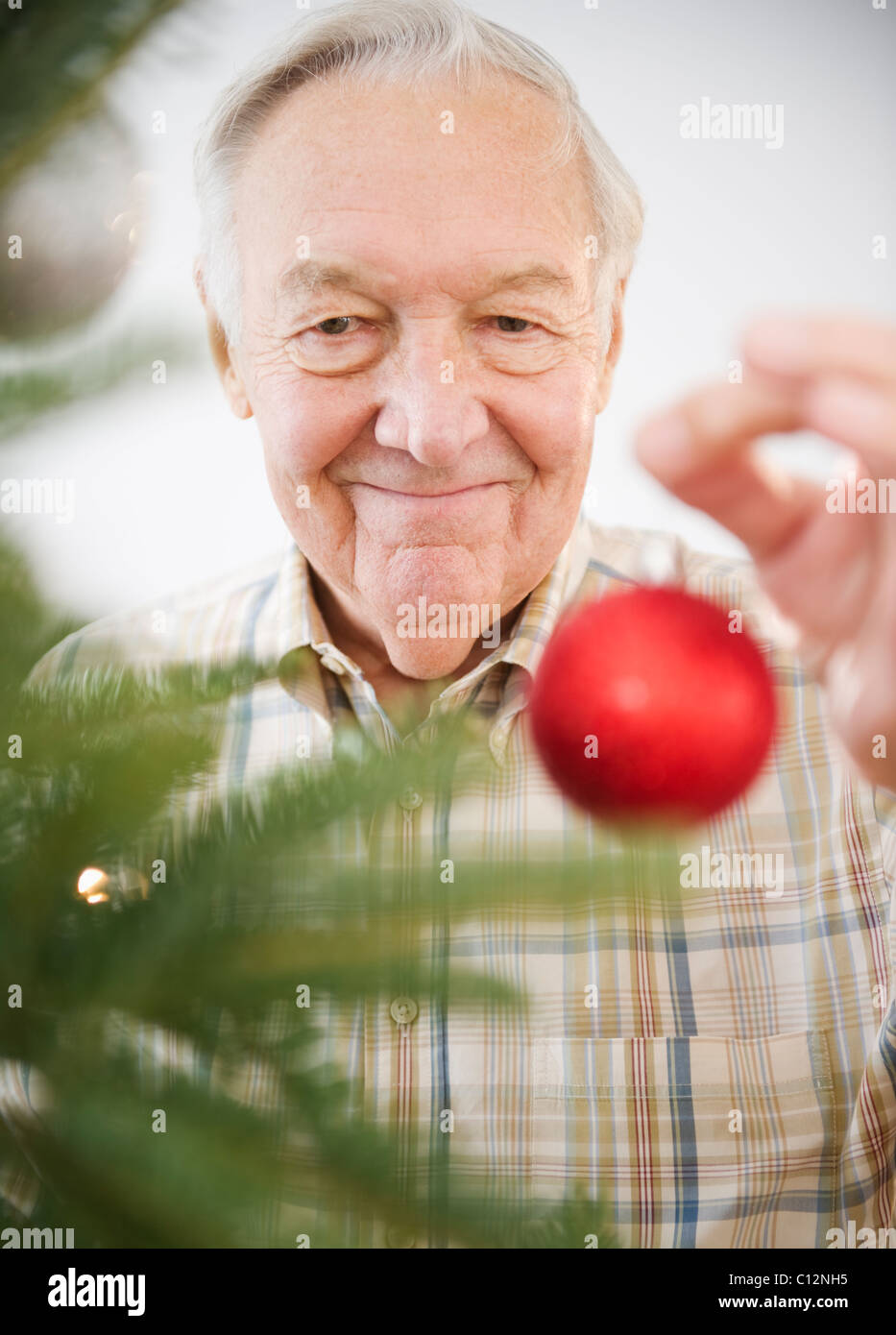 USA, New Jersey, Jersey City, Porträt von senior woman schmücken Weihnachtsbaum Stockfoto