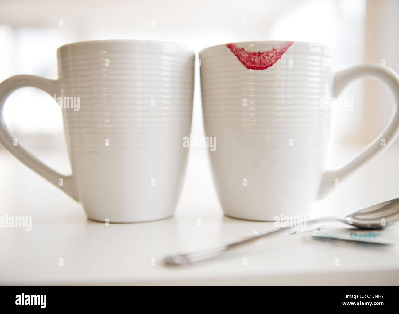 USA, New Jersey, Jersey City, Nahaufnahme von Kaffeetassen, einer mit rotem Lippenstift Zeichen am Rand Stockfoto