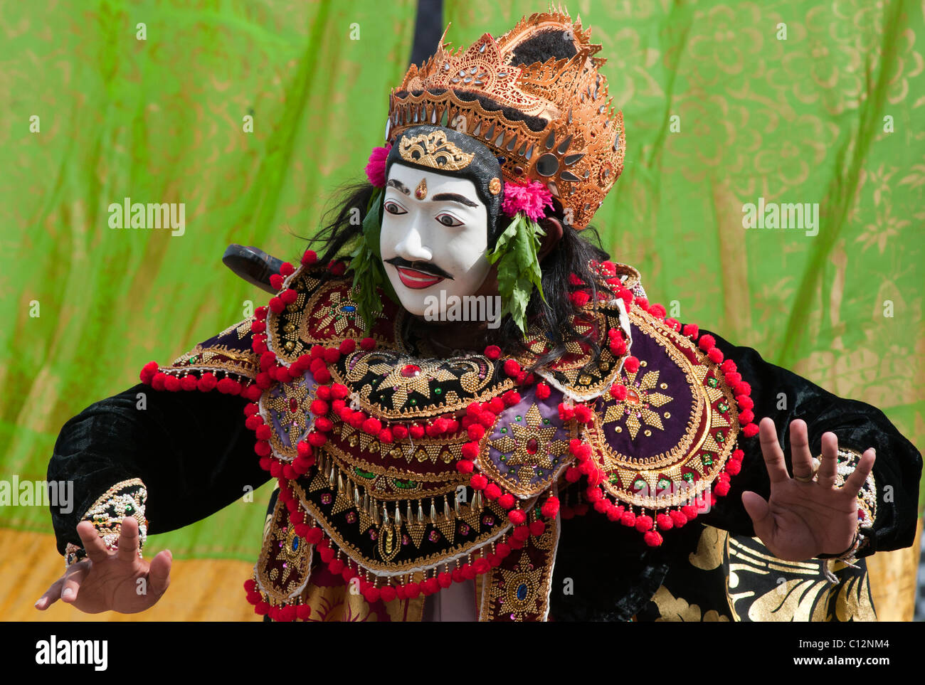 Ein maskierter Topeng Performer bei einem Tempelfest in Padang Bai, Bali, Indonesien Stockfoto