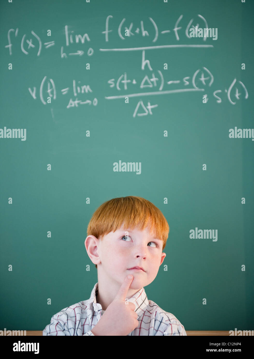 USA, New Jersey, Jersey City, Boy (8-9) Berechnung Gleichung von blackboard Stockfoto