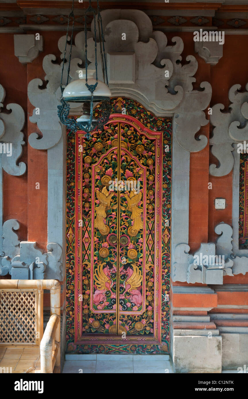 Traditionelle balinesische Doppeltüren mit antiken holländischen Hängelampe geschnitzt Stockfoto