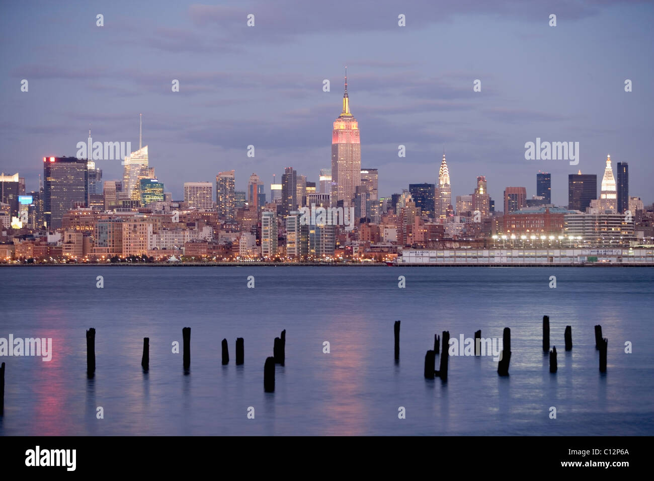 USA, New York State, New York City Skyline in der Abenddämmerung Stockfoto