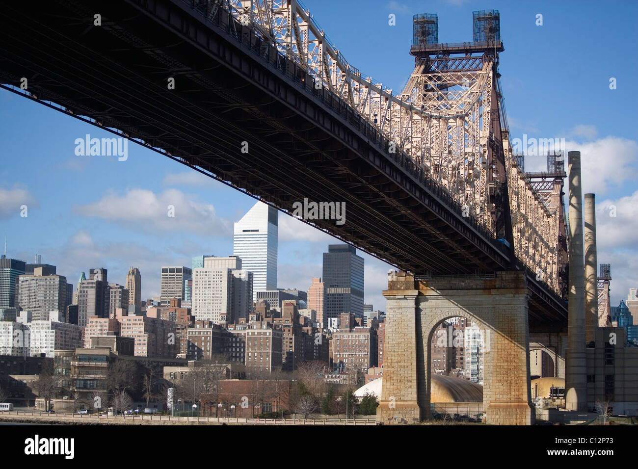 USA, New York State, New York City Skyline der Stadt mit Queensboro Bridge im Vordergrund Stockfoto