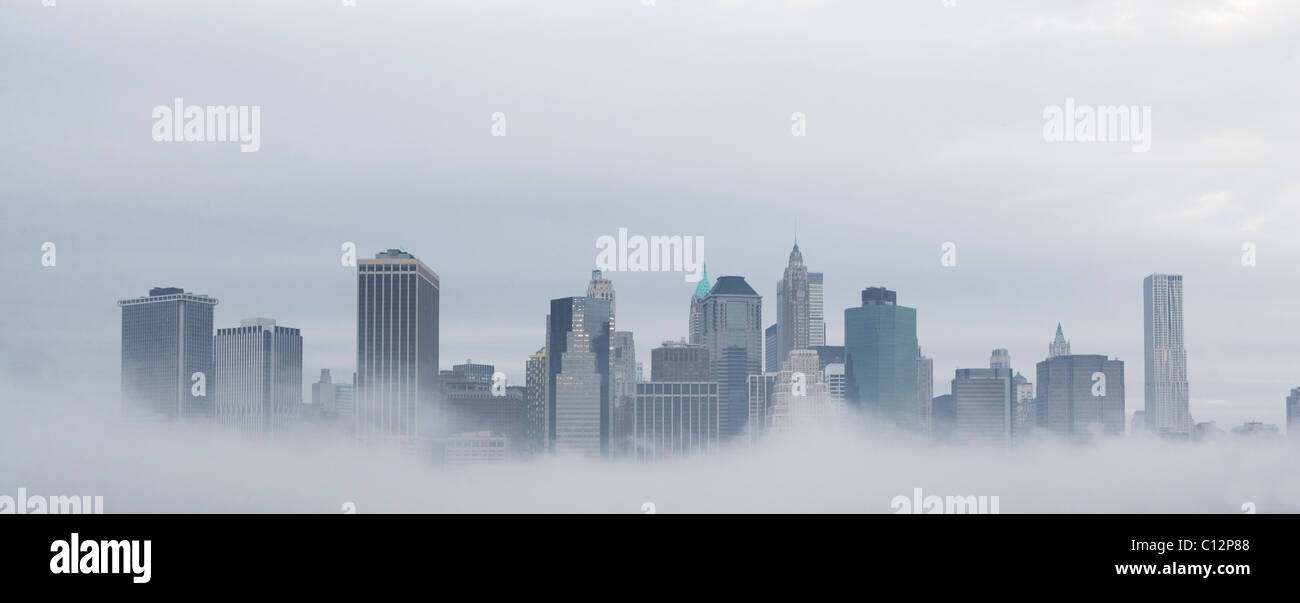 USA, New York State, New York City Skyline im Nebel Stockfoto