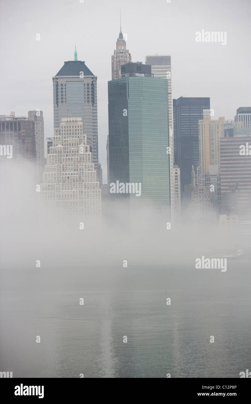 USA, New York State, New York City Skyline im Nebel Stockfoto