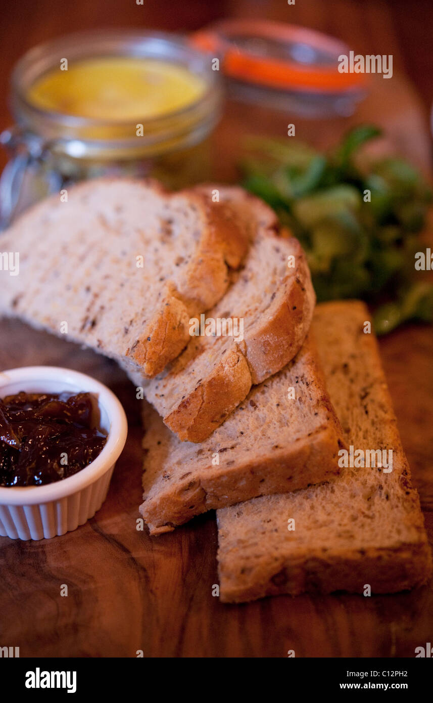 Scheiben Vollkornbrot mit Zwiebelmarmelade und Kresse Kompliment ein Glas eingemachter Schweinefleisch bei einem Pub-Mittagessen. Stockfoto