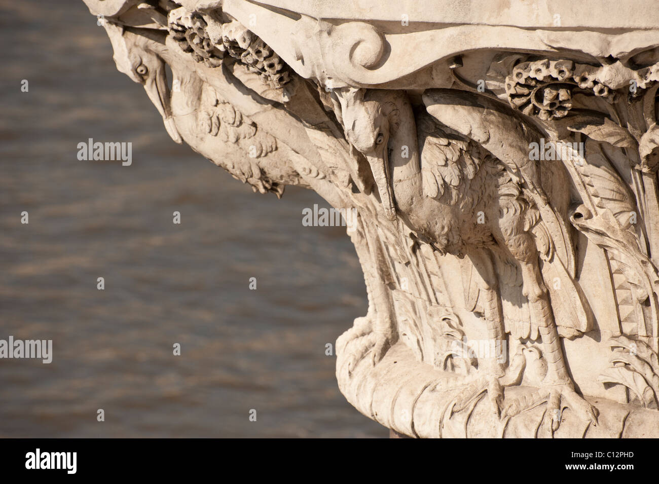 Dekorative Schnitzereien von Vögel und Blumen zieren die Säulen der Blackfriars Bridge, London Stockfoto