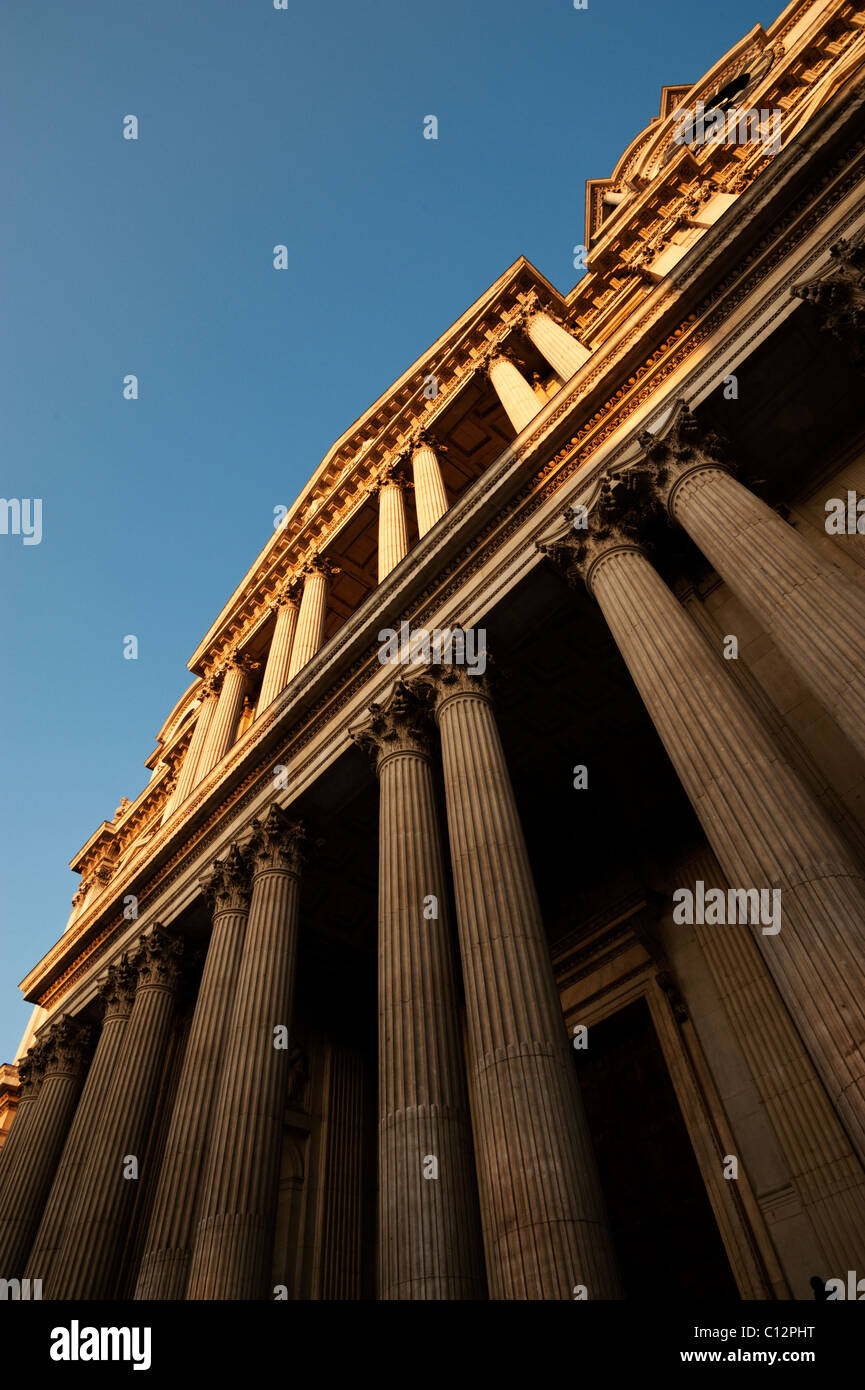 Der Haupteingang zur St. Pauls Cathedral, London, ist durch die korinthischen Säulen. Stockfoto