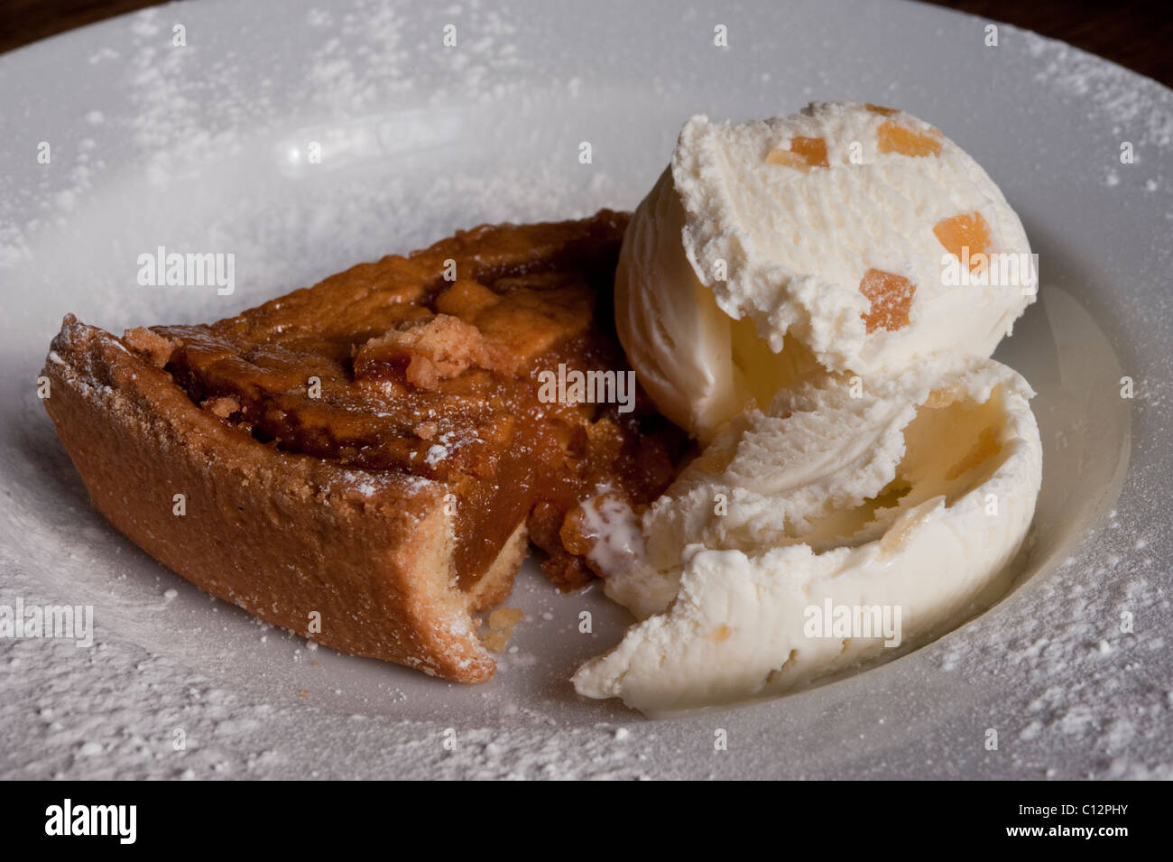 Heißer Treacle und Ingwer-Tarte mit Ingwer-Eis. Stockfoto