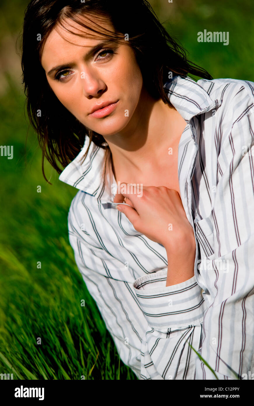 Junge Frau in Mannes Hemd Stockfoto