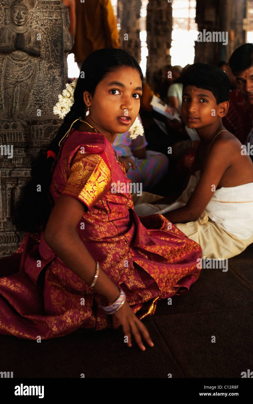 Junge und ein Mädchen sitzen in einem Tempel Kamakshi Amman Tempel, Kanchipuram, Tamil Nadu, Indien Stockfoto