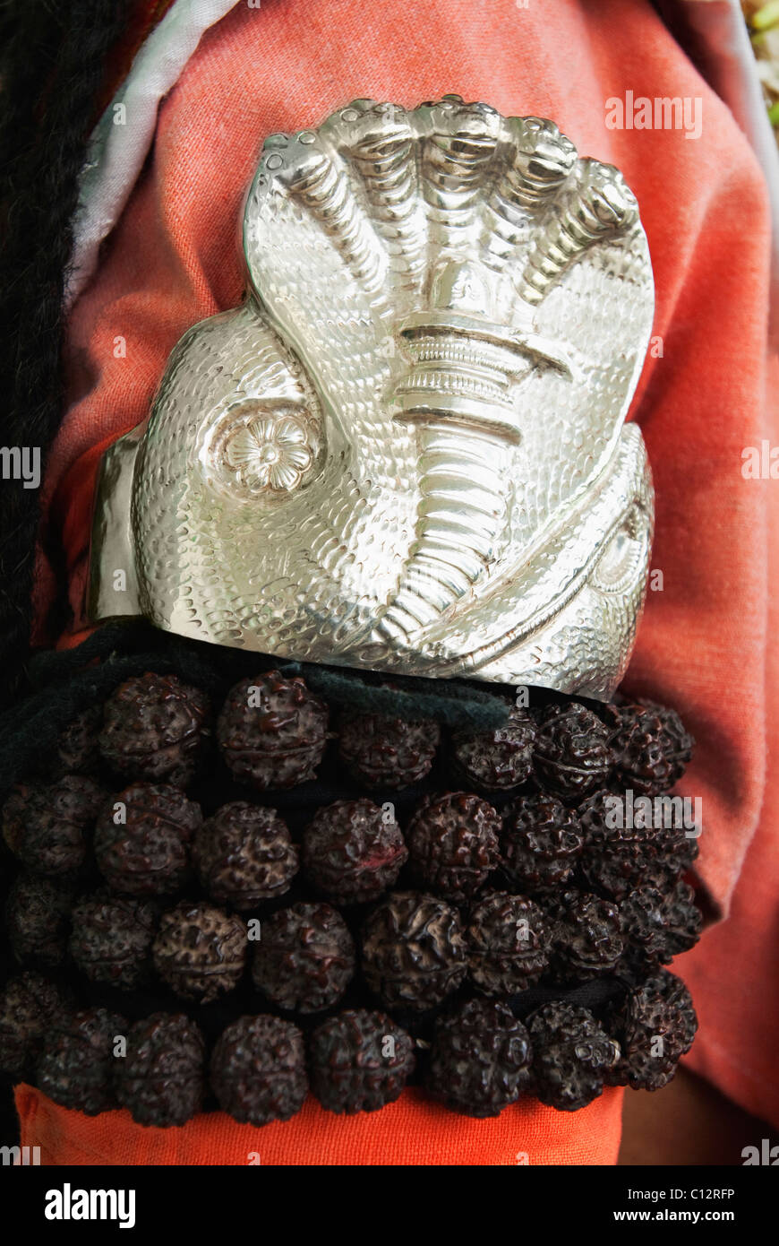 Nahaufnahme einer Armbinde Sheshnag und Rudraksha Perlen auf ein Sadhu arm Stockfoto
