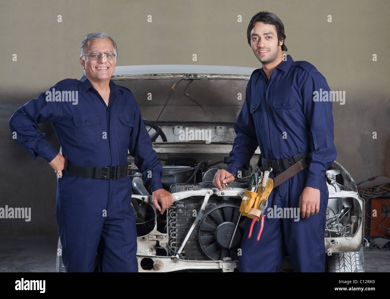 Kfz-Mechaniker mit Lehrling in einer garage Stockfoto