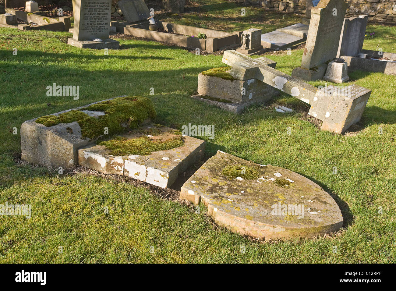 Grabsteine im Namen der Sicherheit abgeflacht. Kirchhof in Yorkshire. Stockfoto